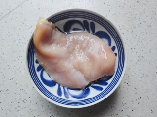 2、手撕鸡胸肉,鸡胸肉剪去油脂，撕去筋膜，洗净