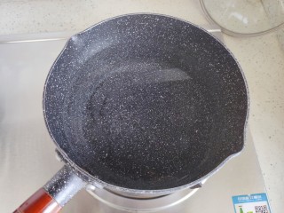 3、手撕鸡胸肉,锅内煮适量清水