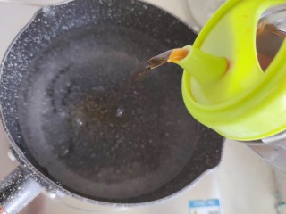 4、手撕鸡胸肉,水开后加适量料酒