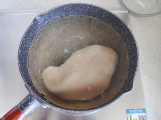 5、手撕鸡胸肉,放入鸡胸肉，煮15-20分钟（在于鸡胸肉的大小）