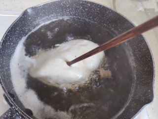 6、手撕鸡胸肉,用筷子插一下，可以轻松插进去就说明煮熟了