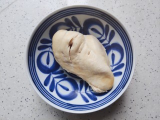 7、手撕鸡胸肉,捞出，最好过一下冰水，我今天忘记冻冰块了，只能将鸡胸肉放进冰箱冷藏了一会儿