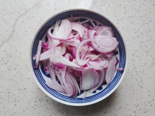 9、手撕鸡胸肉,洋葱洗净切丝
