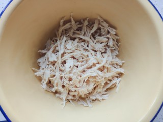 10、手撕鸡胸肉,冷却之后的鸡胸肉用手撕成丝