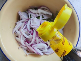 14、手撕鸡胸肉,加适量美极鲜