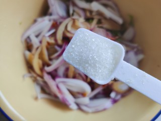 16、手撕鸡胸肉,加一小勺细砂糖