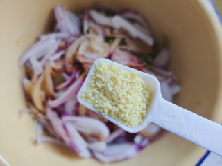 17、手撕鸡胸肉,加一小勺鸡精