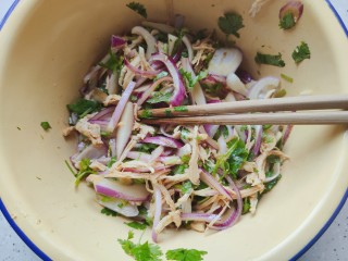 19、手撕鸡胸肉,搅拌均匀，即可