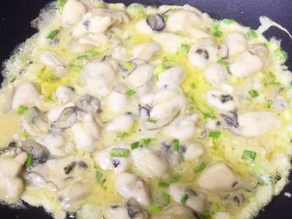 3、香煎蚝烙,开火热锅，热锅凉油放入拌好的生蚝蛋浆