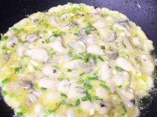 4、香煎蚝烙,中小火慢煎，煎好一面再小心翻面继续慢煎