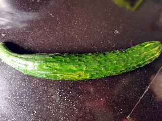 2、黄瓜凉拌金针菇,黄瓜