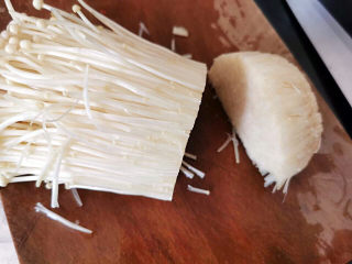 5、黄瓜凉拌金针菇,金针菇切去菇脚