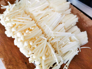 6、黄瓜凉拌金针菇,切成3段