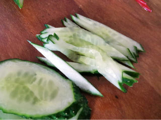 8、黄瓜凉拌金针菇,改刀切丝