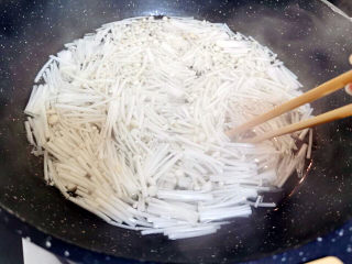 10、黄瓜凉拌金针菇,汆烫后捞出