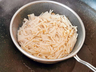 11、黄瓜凉拌金针菇,沥干水份