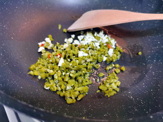 12、黄瓜凉拌金针菇,蒜蓉爆香炒酸豆角，加糖提鲜