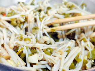 14、黄瓜凉拌金针菇,嚯嚯均匀，尝一下自己喜欢的味道