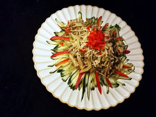 16、黄瓜凉拌金针菇,上桌后 ，从上吃到下，或者拌开来吃皆可