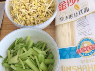 1、卤面条,备好食材