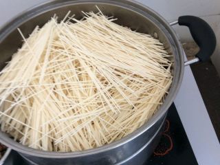 2、卤面条,挂面从中间折两段放锅上蒸十分钟左右