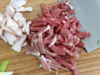 3、卤面条,蒸面条的时候把豆芽、芹菜洗净切段、肉切丝、备用