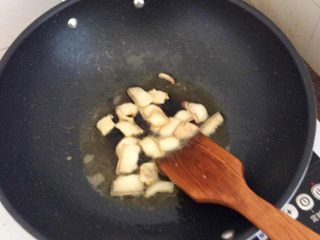 4、卤面条,锅内放油先把肥肉烤出油再放点其他食用油