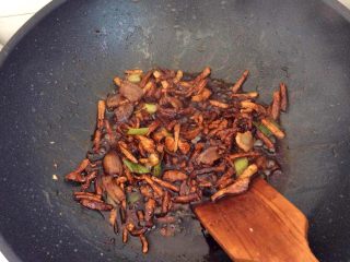 5、卤面条,把瘦肉放进去翻炒一会,在放点葱花、姜、十三香、料酒、老抽炒出香味