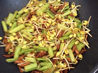 6、卤面条,最后把豆芽芹菜放锅里翻炒一会,这时也可以放盐。(从养生的角度我都是最后放)