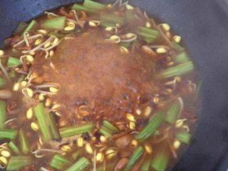 7、卤面条,加入一碗水,(水要盖过菜)