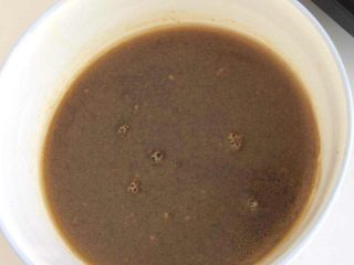 8、卤面条,待水开后二分钟就把锅里的汤倒出半碗备用,这时候锅里要留出半碗菜汤以蒸面条用,