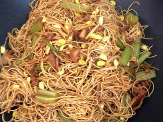 10、卤面条,最后关最小火把锅内面条和菜一起翻炒均匀,一直到锅里没汤汁后把锅盖盖上焖二 三分钟就可以出锅了。