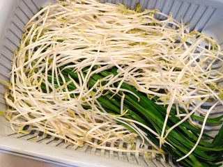 1、家常小炒,豆芽、葱、韭菜洗干净，沥干水