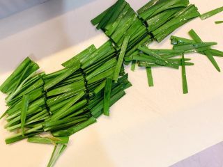 2、家常小炒,韭菜切段
