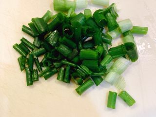 3、家常小炒,葱切丁