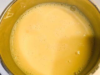 4、家常小炒,鸡蛋打均匀