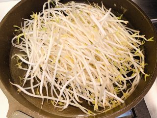 5、家常小炒,水煮开后放入豆芽烫2分钟