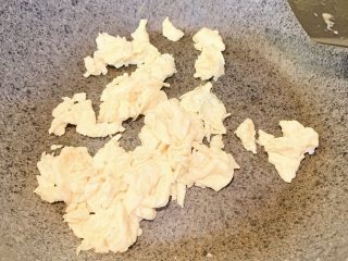 7、家常小炒,冷锅热油，放入鸡蛋煎，鸡蛋煎好装出锅待用