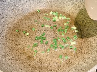 8、家常小炒,冷锅热油，放入葱粒炒香
