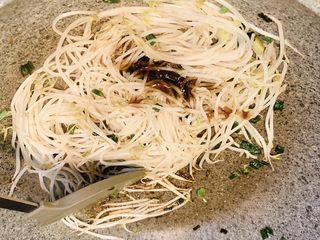 10、家常小炒,加入2勺生抽、1勺蚝油、翻炒均匀