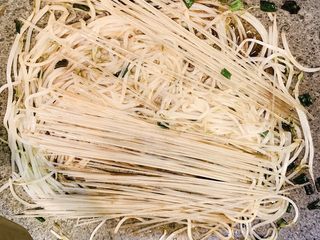 11、家常小炒,放入红薯粉、加入一点水翻炒均匀，炒至软