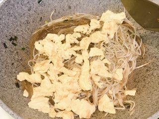 12、家常小炒,让入鸡蛋翻炒均匀