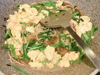 13、家常小炒,放入韭菜段翻炒均匀