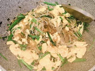 14、家常小炒,加入适量盐、翻炒均匀即可出锅