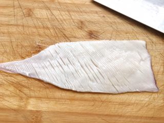 3、酱爆鱿鱼花,切鱿鱼花如图