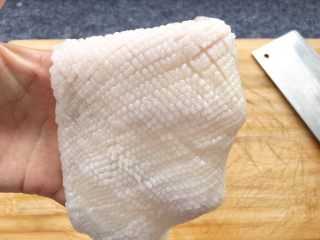 5、酱爆鱿鱼花,鱿鱼花小格子出来了,是不是很漂亮!