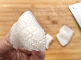 6、酱爆鱿鱼花,然后把切好花纹的鱿鱼切成大小相等方块