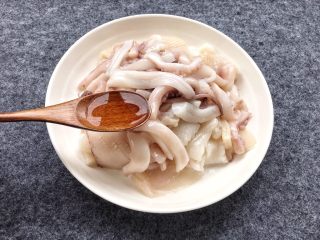 8、酱爆鱿鱼花,再添加料酒4勺、一起搅拌均匀腌制10分钟。