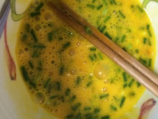 1、番茄炒蛋,如图鸭蛋敲入碗中，加葱花、少许盐打散备用，番茄切滚刀块备用；
