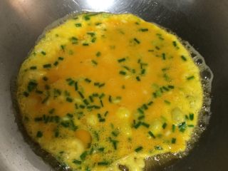 2、番茄炒蛋,如图起油锅，至6分热倒入蛋液；